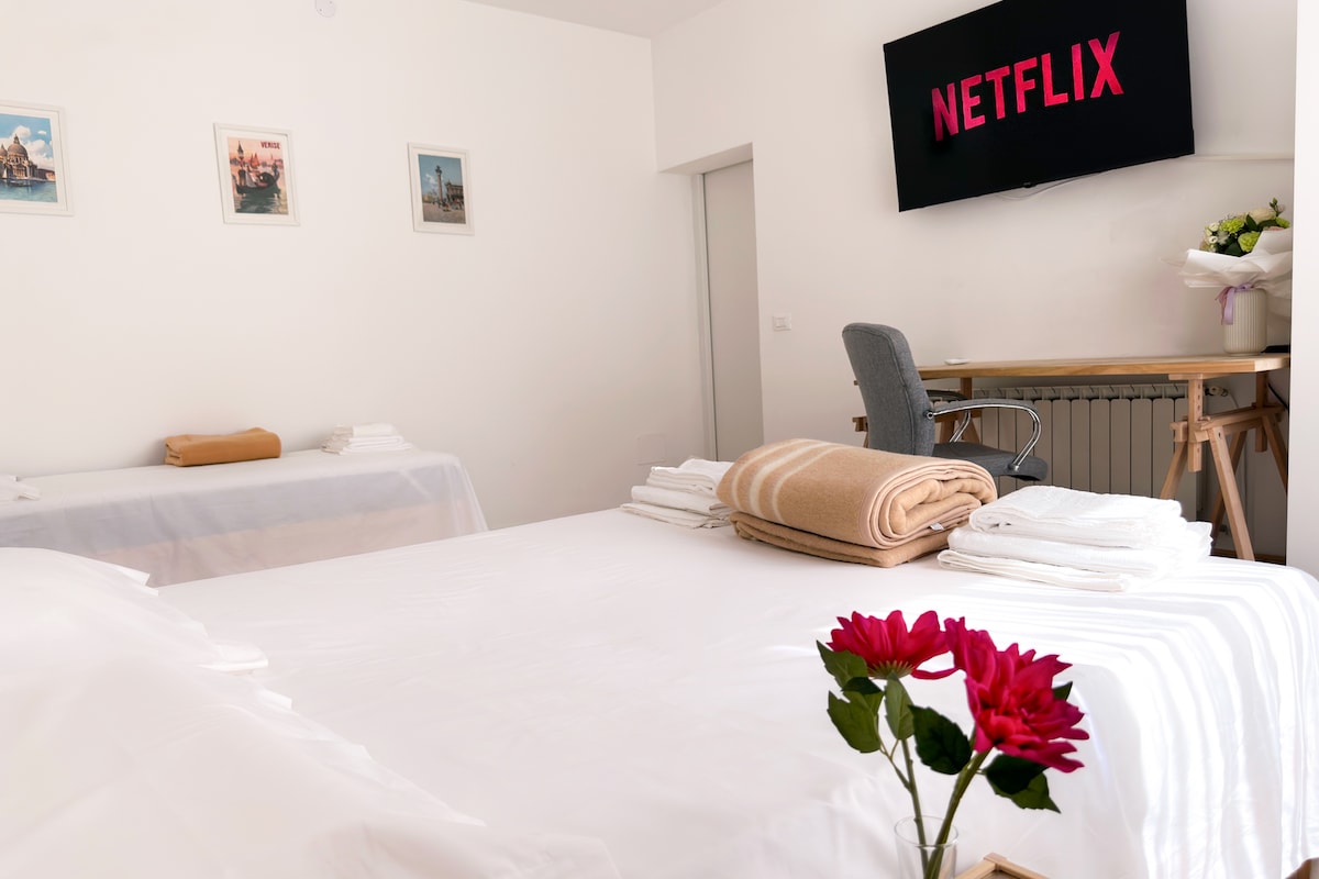 Svetlá a útulná spálňa (1 z 2) s dvoma pohodlnými posteľami, pracovným priestorom a šatníkom. Je vybavený klimatizáciou a inteligentnou televíziou so službou Netflix a je ideálny na relaxáciu a zábavu. Ideálne pre rodiny alebo priateľov, ktorí cestujú spolu.