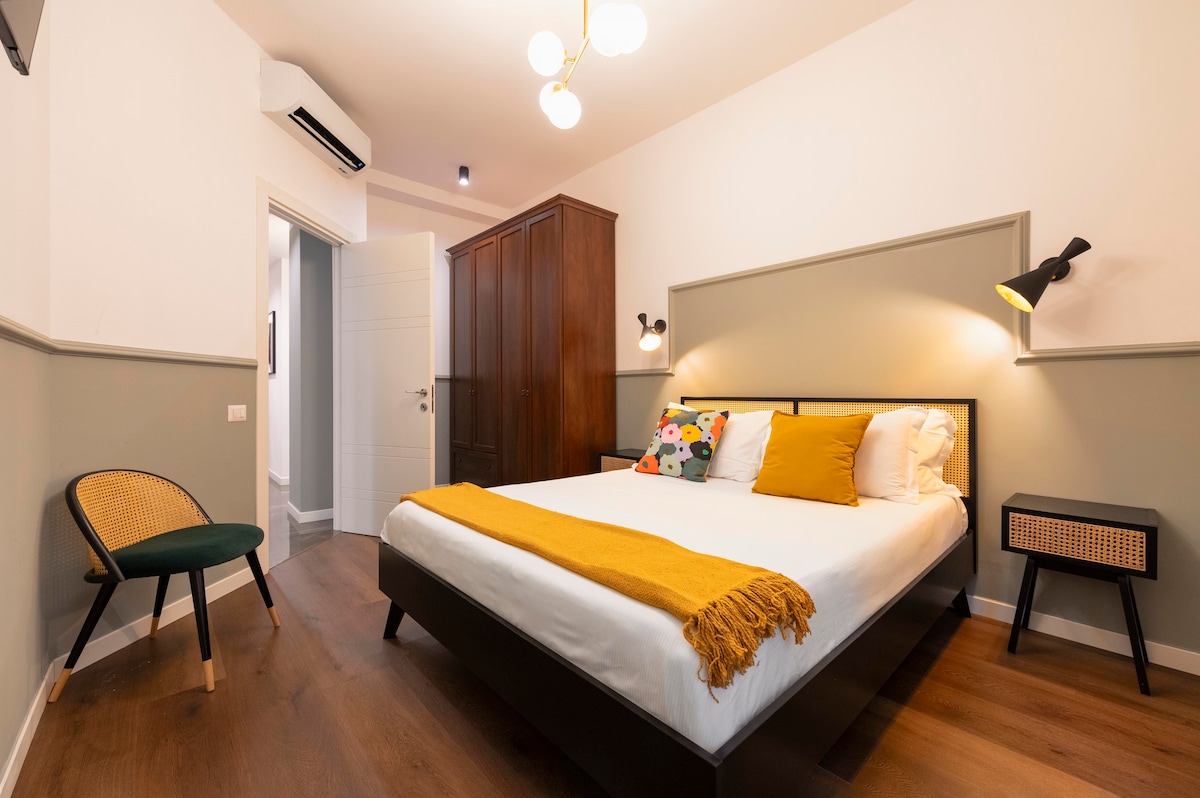 Chumba cha kifahari kilicho na samani nzuri kilicho na kitanda cha watu wawili kilicho na meza mbili zilizo na taa mahususi, kabati lenye milango minne na droo sita, kiyoyozi, televisheni mahiri iliyo na tovuti ya kutiririsha ya Netflix iliyojumuishwa na kiti cha mikono