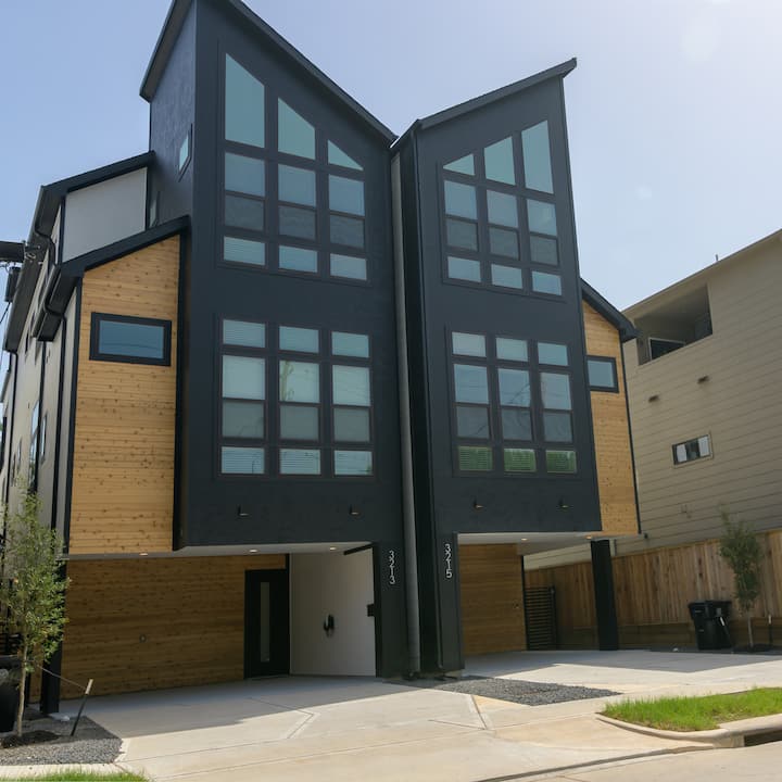 Modern 14BR/14BA Duo • Sleeps 36 • Houston Rooftop