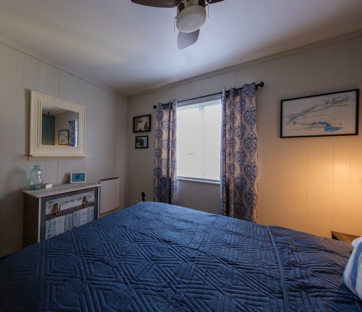 Kjo dhomë me tematikë bregdetin përmban art të personalizuar të bërë për pritësin tënd nga artisti i mirënjohur vendas Dick Miller, duke ilustruar garën e rosave të Rotary Fourth July që ndodh në përrua poshtë vilës.