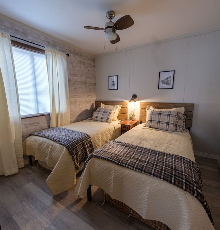 Arti në mur u vizatua me dorë nga vajza e pritësit.