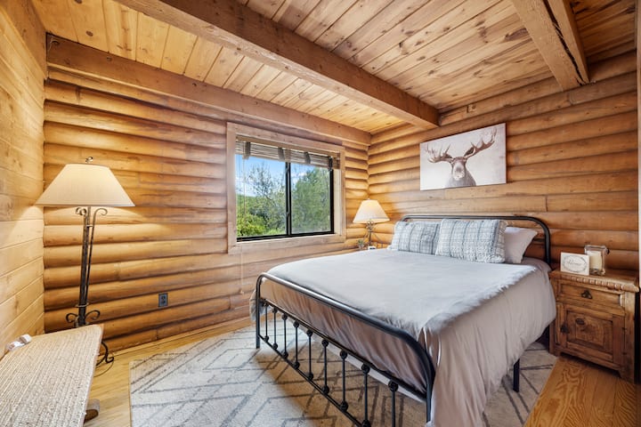 Има широк плакар десно од брачниот кревет (широк 150-179 см).