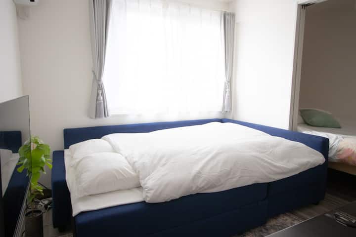 Unapofungua kitanda cha sofa, kinageuka kuwa kitanda chenye ukubwa maradufu.
