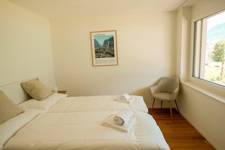 ห้องนอน "Lauterbrunnen" มีเตียงคู่ขนาด 160x200 ซม. และหันหน้าไปทางทิศใต้ มีวิวที่สวยงามเหนือทะเลสาบเบรียนซ์และเข้าไปในสวน 