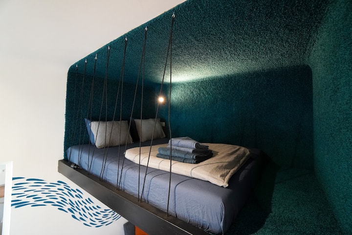 منطقة نوم مريحة محاطة بجدران وسقف ناعمان وملموسان.