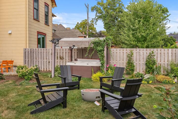 Short North Victorian Oasis 5br w Hot Tub, Peleton gallery image 3