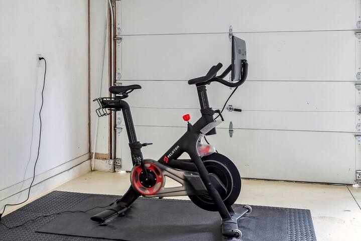 Short North Victorian Oasis 5br w Hot Tub, Peleton gallery image 5