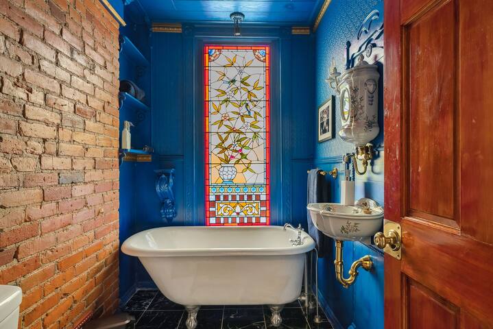 Short North Victorian Oasis 5br w Hot Tub, Peleton gallery image 2