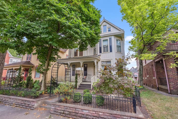 Short North Victorian Oasis 5br w Hot Tub, Peleton