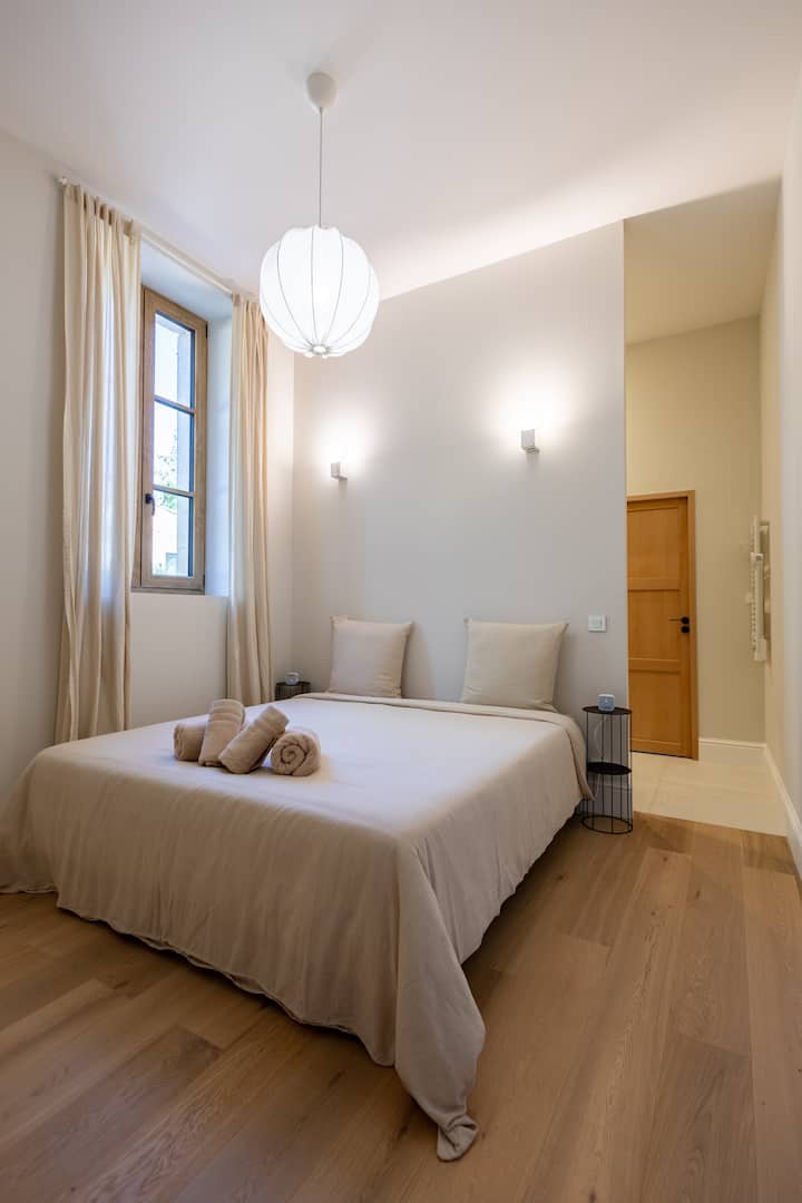 Spavaća soba u prizemlju s vlastitom kupaonicom. Spremišta i stalak za odjeću.