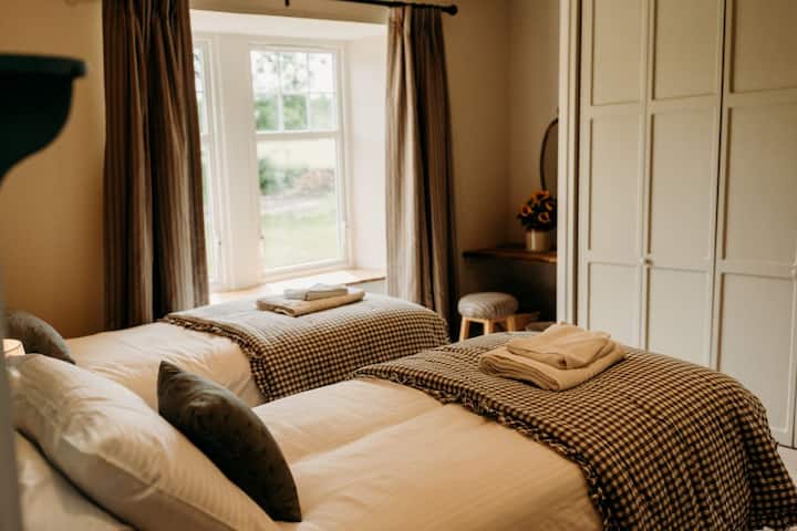 The twin bedroom at No1 Burgie Mains.
Tradicionalna seoska kućica, lijepo renovirana. 2 spavaće sobe (za 4 osobe). No1 Burgie Mains.