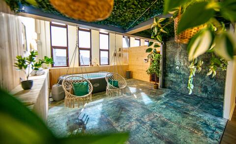 Casino | Whirlpool-Sauna-Kino-IndoorBasketball