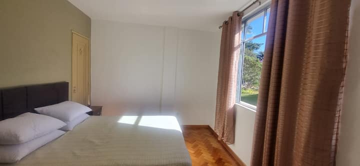 سرير بحجم كوين مع إطلالات على الملعب 