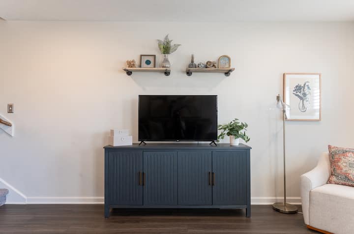 - מקום ל -6 אורחים (ספה גדולה ושני כיסאות)
- טלוויזיה חכמה (הביאו סיסמה משלכם)
- משחקים
- ספרים
- שמיכות נוספות
- ניתן להשתמש בספה גם למרחב שינה נוסף. המצעים מסופקים וממוקמים בתוך דוכן הטלוויזיה.