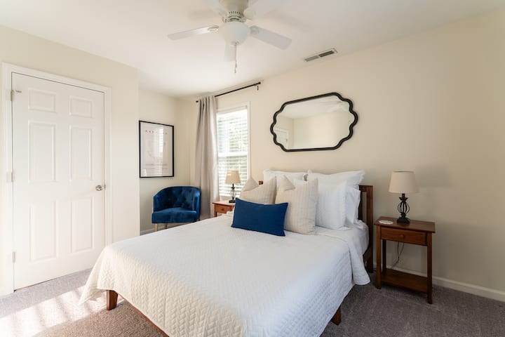 חדר שינה 1, למעלה
- מיטת קווין
- סטוצים של שני לילות
ארון
- אטמי אוזניים
- מאוורר נייד
- שמיכות נוספות