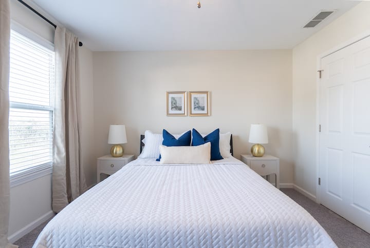 חדר שינה 3, למעלה.
- מיטת קווין
- מזרן זוגי (הממוקם בארון) זמין למרחב שינה נוסף
- טלוויזיה חכמה (הביאו סיסמה משלכם
- סטוצים של שני לילות
- מראה בגודל מלא
- שידה
- אטמי אוזניים
- מאוורר נייד
- שמיכות נוספות