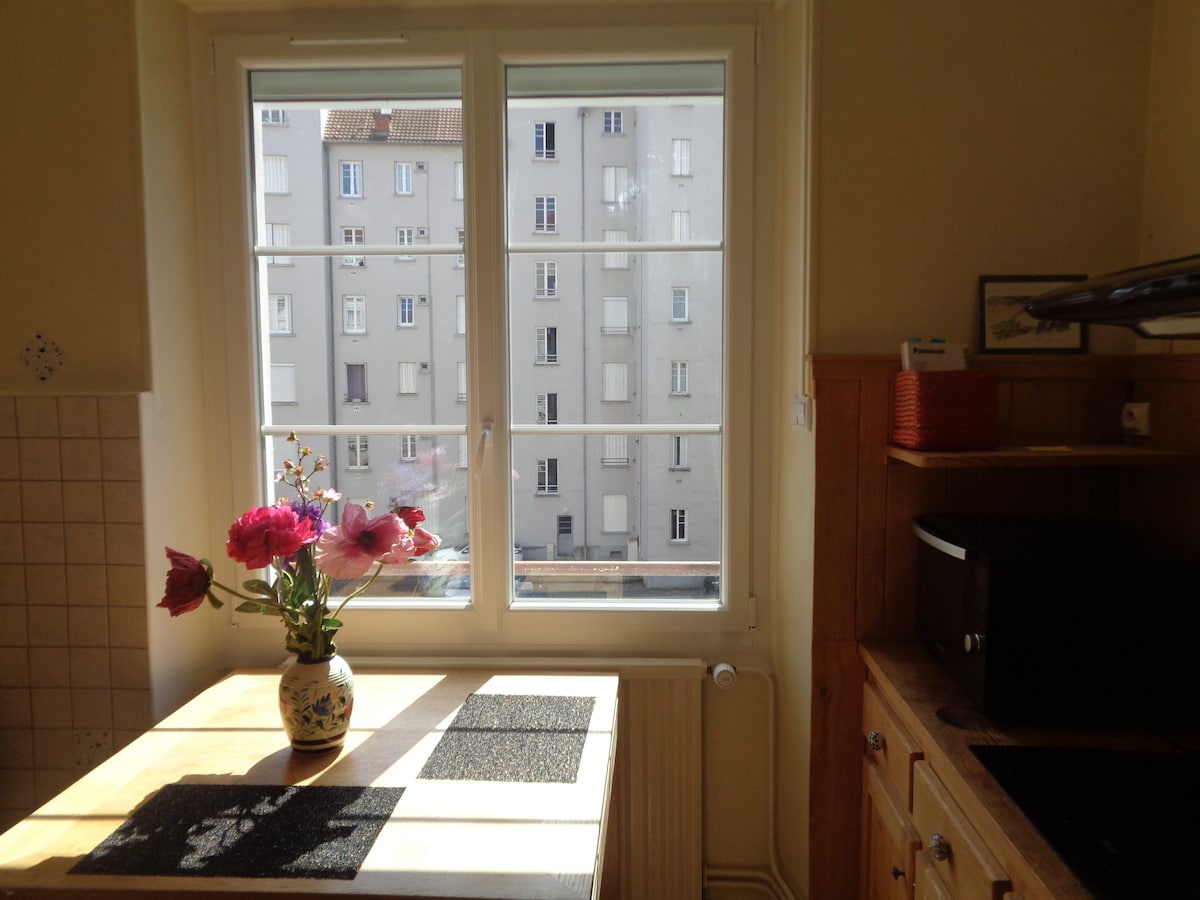 Airbnb performant: Charming little apartment à Besançon