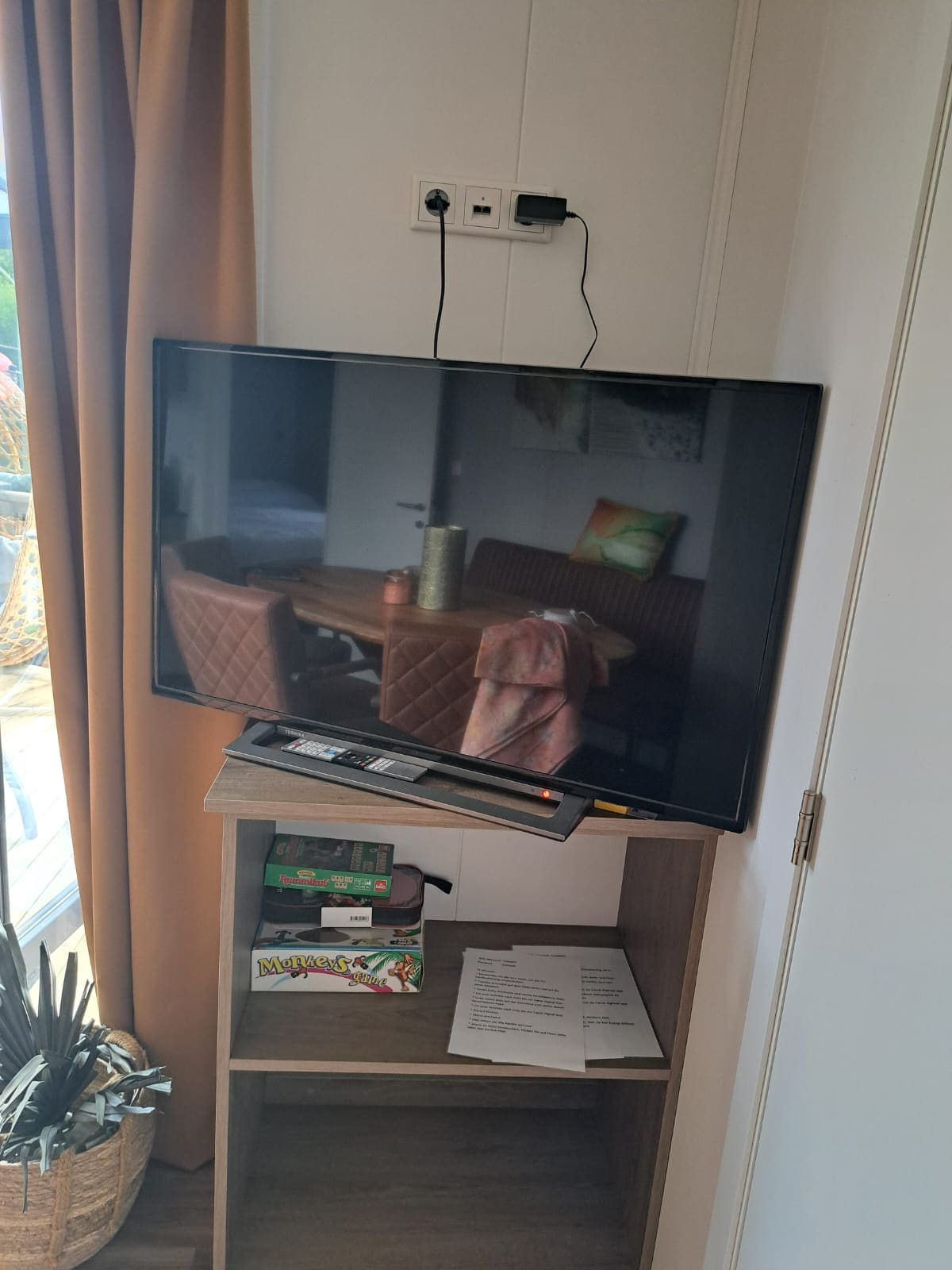 Successful Airbnb property: Luxury Chalet with Veranda and Garden , near Pool in Heinkenszand