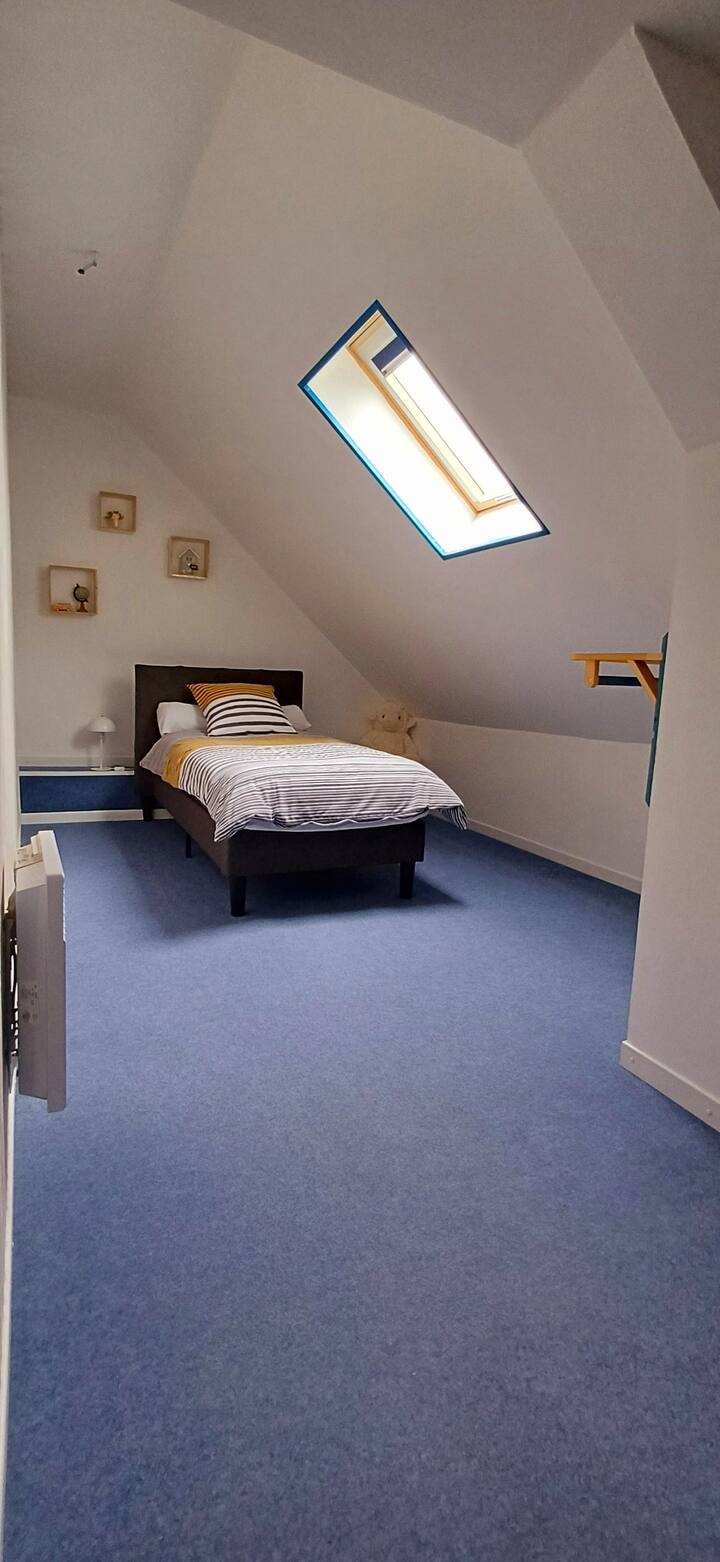 חדר שינה שני עם מיטה בגודל 90x190 ס"מ, מצעים מסופקים. 