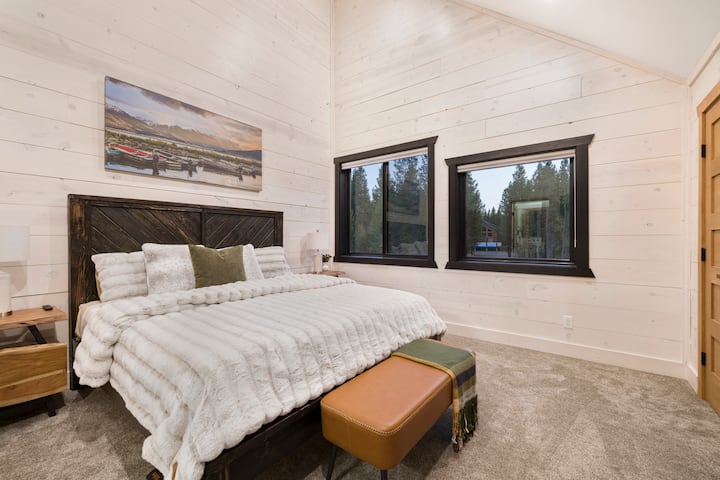 Upstairs master with King Bed and private full bath