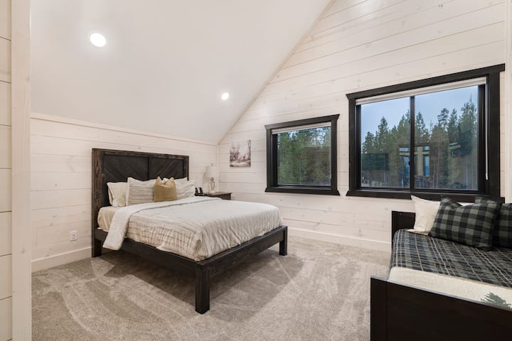 Upstairs large queen room with twin trundle bed (sleeps 4)