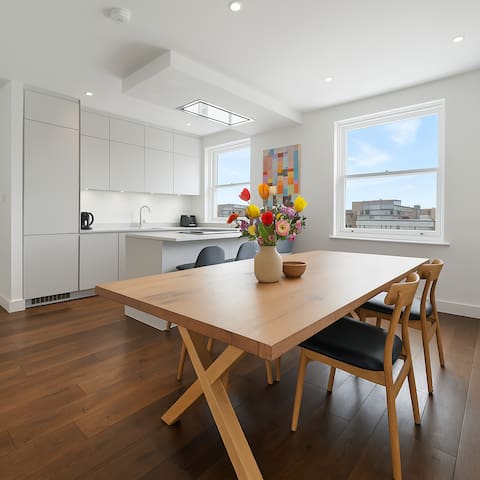 Primrose 3BR/3BA Townhouse in Central London gallery image 2