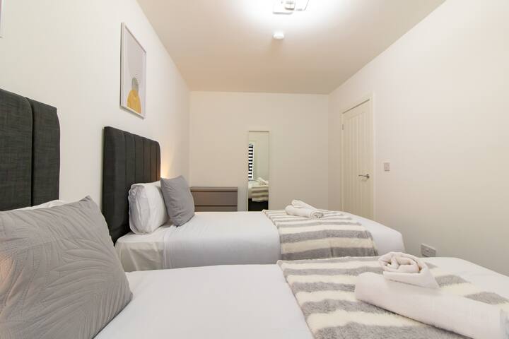 „დაისვენეთ სტუმართმოყვარე საძინებელში, რომელიც სავსეა ორი კომფორტული ერთადგილიანი საწოლით – იდეალური ვარიანტია მშვიდი ძილისთვის“.