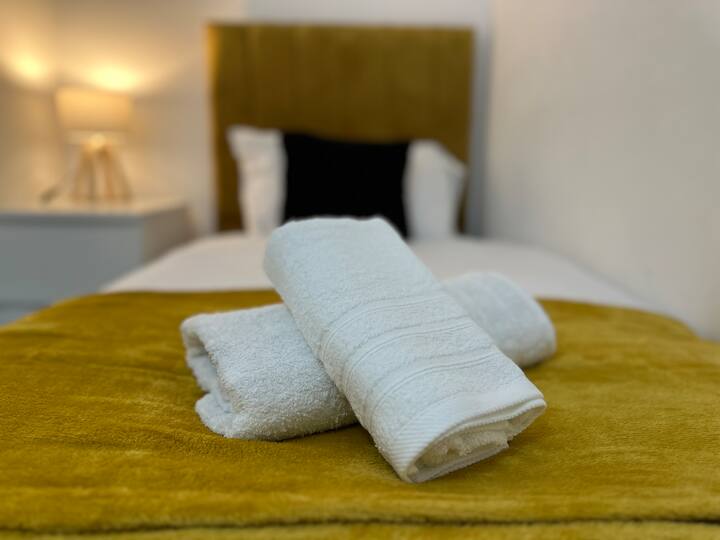 „დაისვენეთ ჩვენს მომხიბლავ საძინებელში, სადაც ორი მყუდრო ერთადგილიანი საწოლია – იდეალურია კომფორტისა და დასვენებისთვის“.