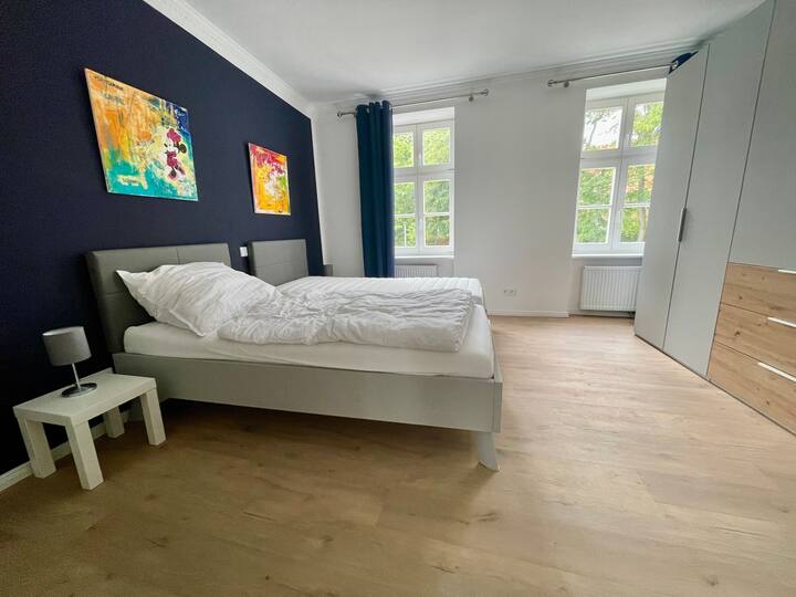 Niños o habitación de invitados con dos camas individuales y una pared del armario incl. ¡Wifi para todo el departamento!