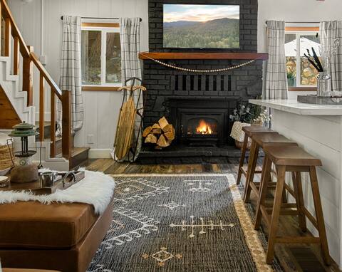 Designer Rustic Cozy Mountain Cabin- walk to town