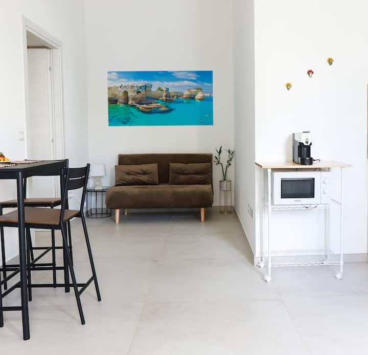 Divan që mund të përdoret si divan/krevat nëse është e nevojshme.