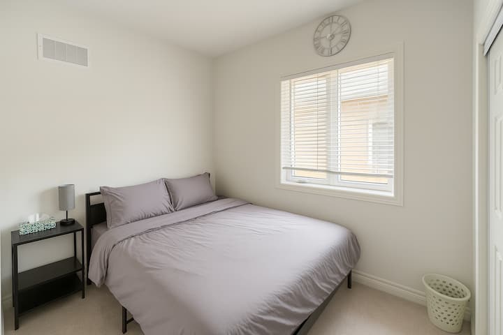 Chumba cha kulala chenye starehe kilicho na kitanda cha kifahari, luva zilizozimwa na taa laini-inafaa kwa usiku wenye utulivu. Inajumuisha meza ya pembeni, taa ya kusoma, sehemu ya kabati na mwanga wa asili.