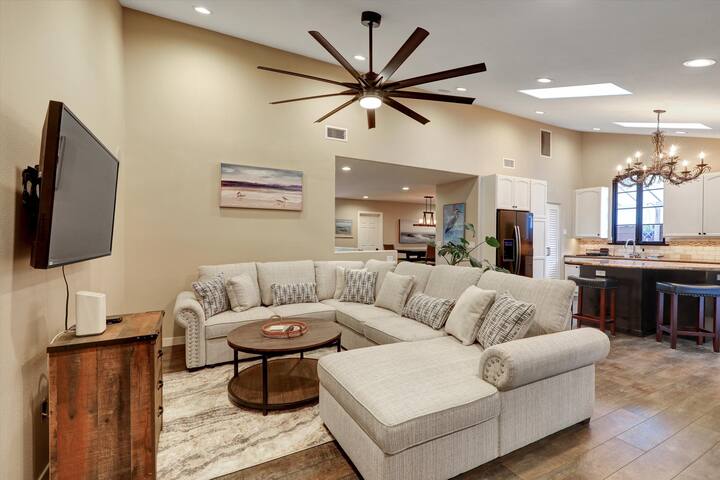 Spacious 5BR, 3BA | King Bed | Hot Tub | Fire Pit gallery image 3