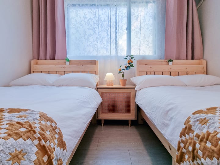 Es un espacio agradable con dos generosas camas individuales súper, un gran espejo de cuerpo entero, una percha, TV y aire acondicionado.