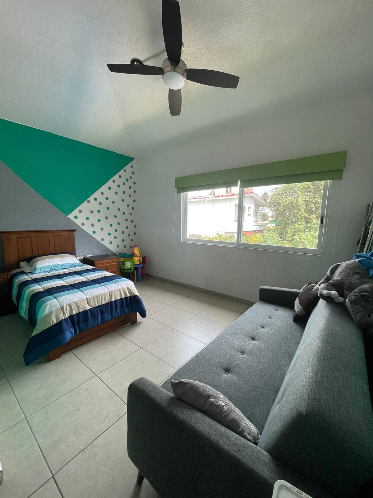 Dhomë e tretë me krevat tek, divan krevat dhe banjë private.