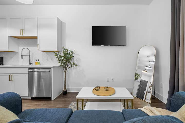 Შეიკრიბეთ, დაისვენეთ და განიტვირთეთ ამ ლამაზ, სტუმართმოყვარე საცხოვრებელში.

