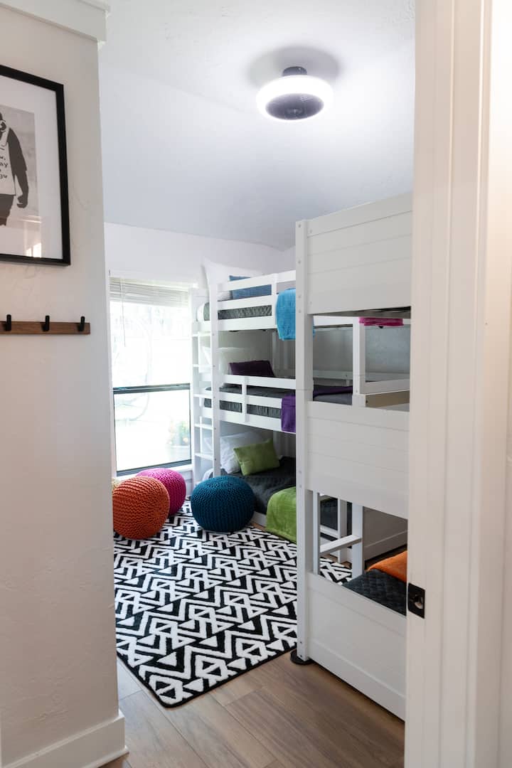 Ukupno 6 odvojenih kreveta
2 kreveta na kat s po 3 kreveta na kat. TV u sobi i ormar za odlaganje prtljage 