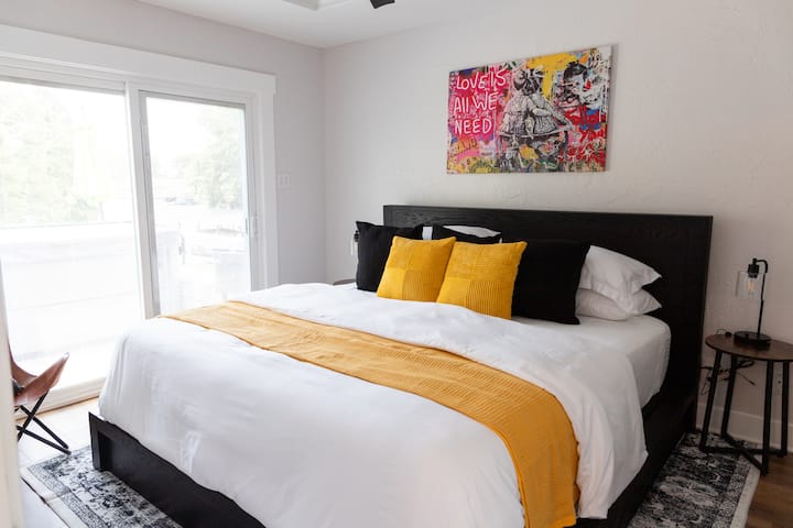 Jedan bračni krevet, izlaz na terasu - spojen na kupaonicu s WC-om. Pack-n-Play nalazi se u ormaru.