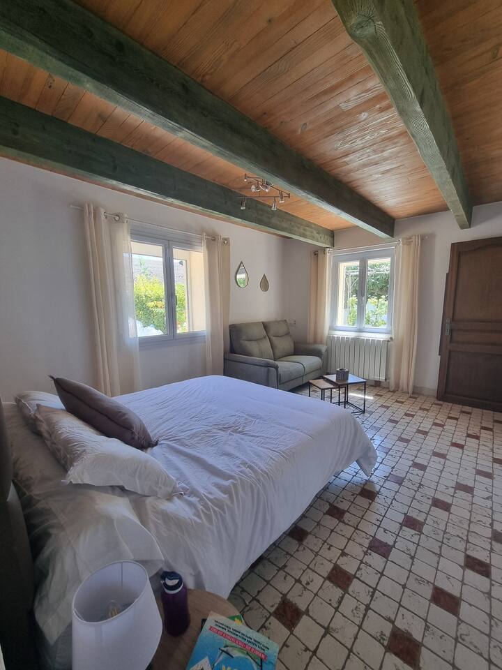 Grande chambre "Terroirs" au rez-de-chaussée avec sdb privative et dressing