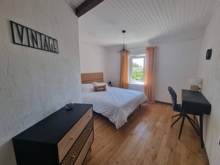 Chambre "vintage" avec coin bureau