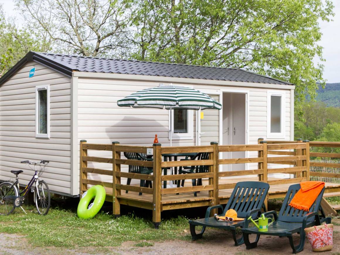 Popular Airbnb listing: Bungalow cottage heated pool/air-conditioned spa in Grospierres