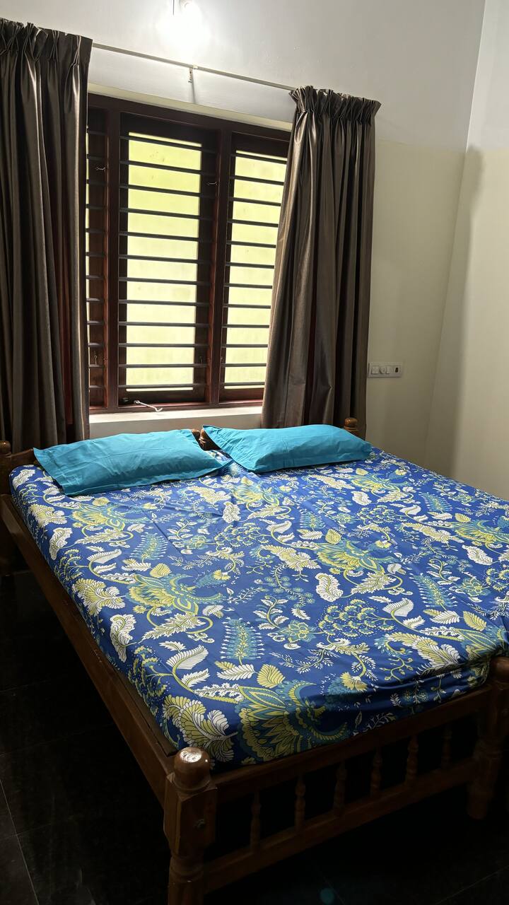 ห้องนอน 1 พร้อมโถสุขภัณฑ์ในตัวเตียงคู่ฟูกนอนและหมอน