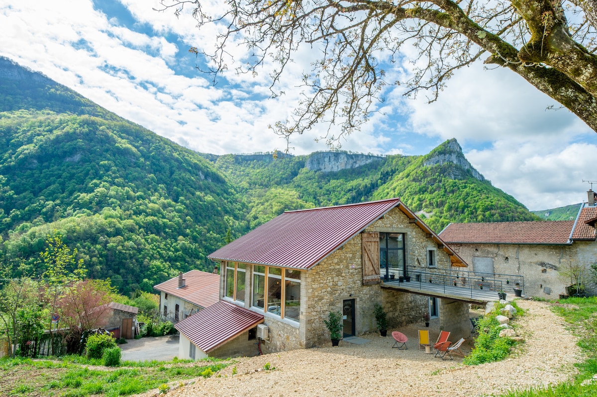 Facade et abords extérieurs du gîte de groupe dans l'Ain