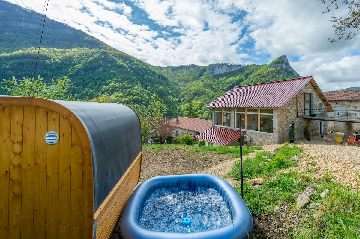 Salon spacieux du gîte avec vue sur le jardin