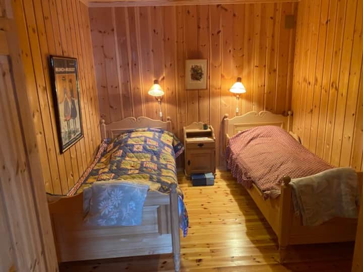 Dormitorio con dos camas individuales, tiene entrada al pasillo, pero hay una cortina que cierra la abertura entre los dormitorios 1 y 2 por razones de escape de emergencia.