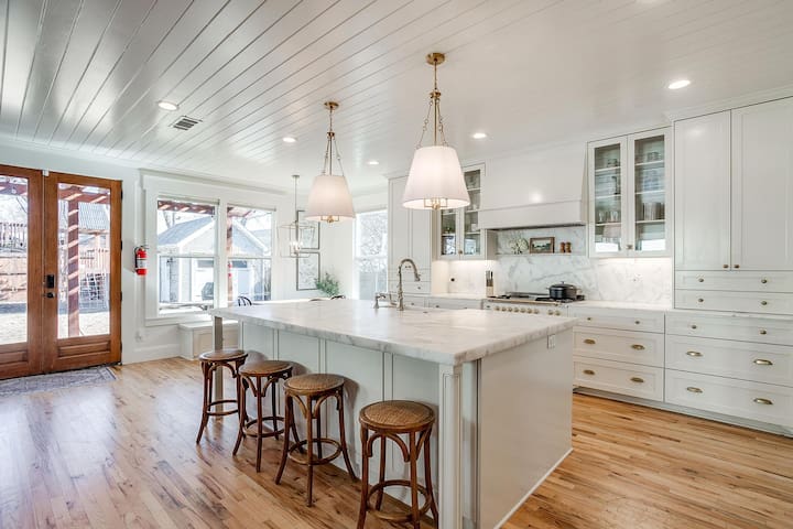 Furnished pet & family friendly home in Fairmount