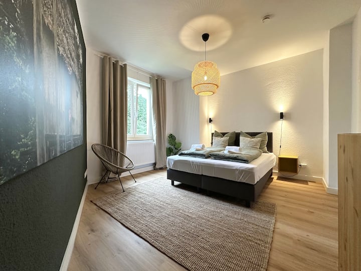 Gemütliches Queensize Boxspringbett 1,60 x 2,00m im grünen Schlafzimmer.