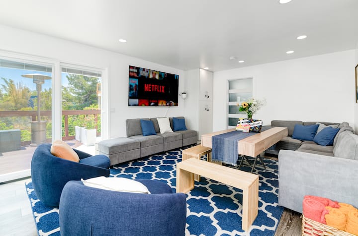 ห้องนั่งเล่นชั้นล่างมีที่นั่งสบายมากมายให้ผ่อนคลายขณะดูทีวี