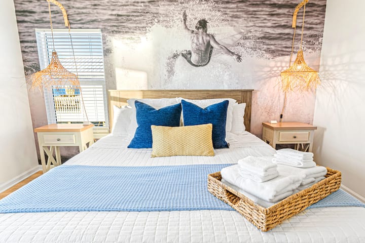 Master bedroom en-suite with Amazing Ocean Views, Comfy King bed, Private deck entrance and a SmartTV.