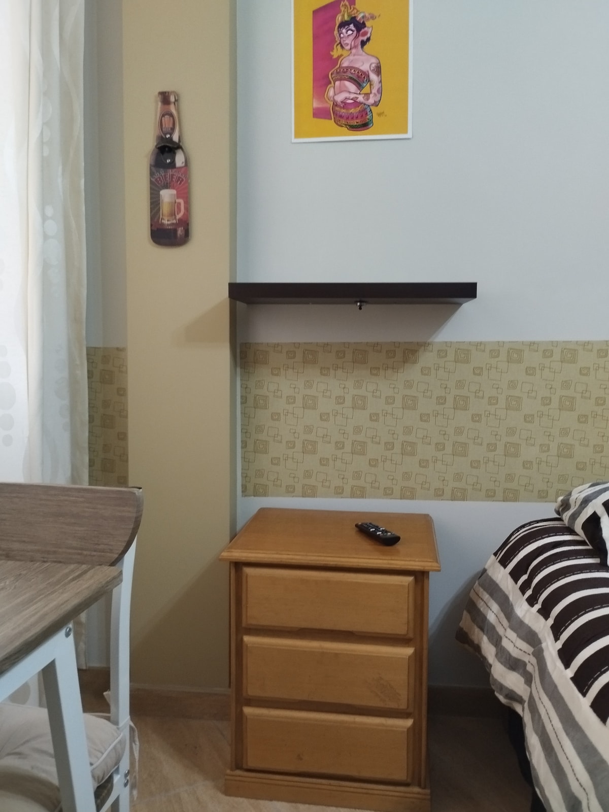 Dhoma ka një dritë qirinjsh dhe dy rafte në të dyja anët e krevatit, ku mund t 'i vendosësh gjërat e tua në dispozicion. Gjithashtu në kolonë ka një hidraulik për të zbuluar pijen tënde për ta shijuar në dhomë.